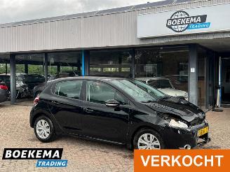 damaged passenger cars Peugeot 208 1.2 e-VTi Envy Aut Navi Clima Cruise PDC 2014/3