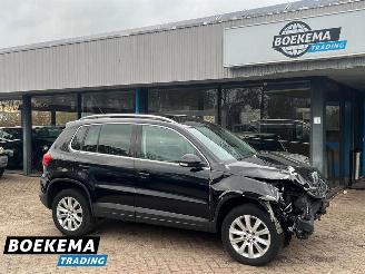 Vaurioauto  passenger cars Volkswagen Tiguan 2.0 TDI Comfort&Design Pano Stoelverw. Cruise Climate PDC Trekh. 2011/3