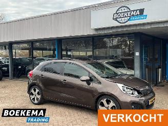 Schadeauto Kia Rio 1.4 CVVT 110PK Super Pack Leer Open-Dak Navigatie Stoelverw 2013/4