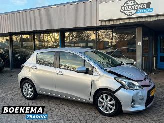 Voiture accidenté Toyota Yaris 1.5 Full Hybrid Aspiration Navi Climate Cruise Camera 2014/1