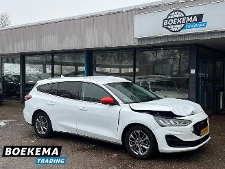 krockskadad bil auto Ford Focus Wagon 1.0 EcoBoost 125PK Hybrid Navi Climate Cruise PDC Trekh. 2022/11