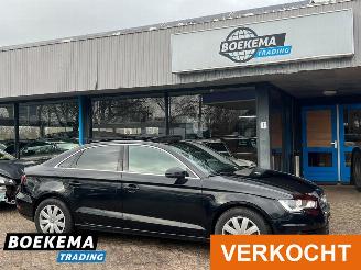 Unfallwagen Audi A3 Limousine 1.6 TDI 110PK Pro Line Panorama Navigatie Airco 2015/11