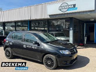 Vaurioauto  passenger cars Dacia Sandero 1.2 16V Airco Elek-Ramen 2015/2