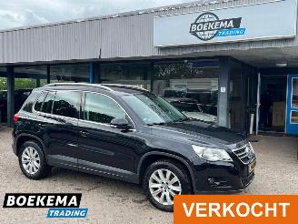 Vaurioauto  passenger cars Volkswagen Tiguan 2.0 TSI Sport&Style 4Motion DSG Leer Stoelverwarming Navigatie 2010/11