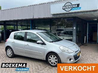 krockskadad bil auto Renault Clio 1.5 dCi Collection Airco Cruise 5-Deurs Trekhaak 2011/10