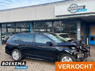 Unfallwagen Skoda Octavia Combi 1.0 e-TSI Business Edition Navigatie Cruise Lane-Ass 2024/1