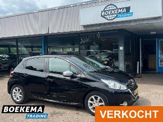 Voiture accidenté Peugeot 208 1.2 VTi Oxygo Cruise Navi Clima Trekhaak 2014/1