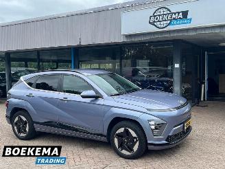 Schadeauto Hyundai Kona Comfort Smart 48.4 kWh HUD Stuur- en Stuurverwarming 2024/7
