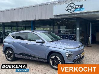 Vaurioauto  passenger cars Hyundai Kona Comfort Smart 48.4 kWh HUD Stuur- en Stuurverwarming 2024/7