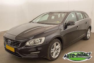Damaged car Volvo V-60 D6 2.4 AWD Plug In Hybrid Phev 2015/1