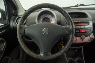 Peugeot 107 1.0-12V XS picture 5