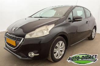 skadebil auto Peugeot 208 1.2 VTi Clima Navi Envy 2012/12