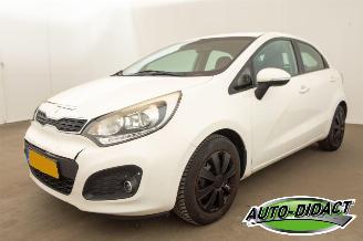 krockskadad bil auto Kia Rio 1.2 CVVT Clima Motorschade Super Pack 2011/9