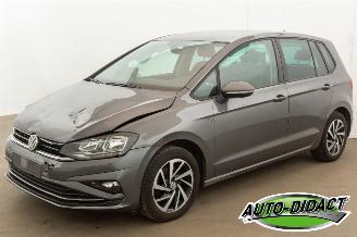 Vaurioauto  passenger cars Volkswagen Golf Sportsvan 1.5 TSI Navi Camera Clima 2019/2