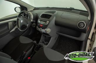 Peugeot 107 1.0-12V Airco picture 13