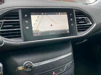 Peugeot 308 SW PureTech 1.2 Panorama / Navi / LED picture 18