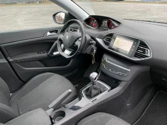 Peugeot 308 SW PureTech 1.2 Panorama / Navi / LED picture 11