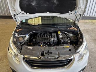 Peugeot 2008 Active Autom / Panorama / Navigation picture 18