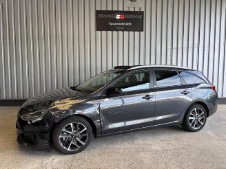 Auto incidentate Hyundai I-30 cw Edition 30+ Panorama / R-Kamera / Navi 2021/2