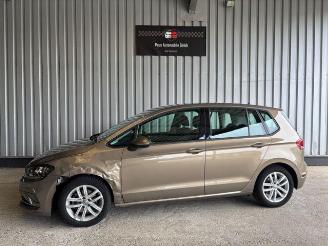 damaged passenger cars Volkswagen Golf Sportsvan VII 1.5 TSI Comfortline DSG 2018/3