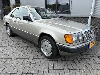 uszkodzony samochody osobowe Mercedes 200-serie 230CE Automaat 1987/8