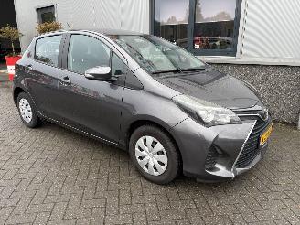 damaged passenger cars Toyota Yaris 1.0 VVT-i Aspiration 2015/2
