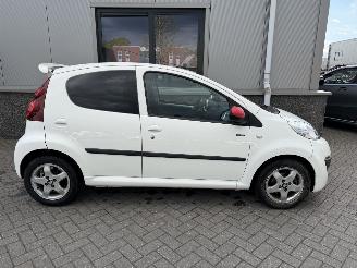 Peugeot 107 1.0 Sportium picture 3