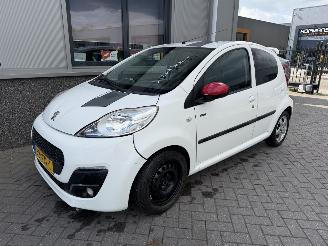 Peugeot 107 1.0 Sportium picture 13