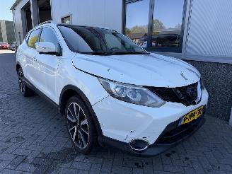 Vaurioauto  passenger cars Nissan Qashqai 1.2 Premier Edition 2014/4