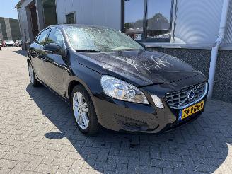 uszkodzony samochody osobowe Volvo S-60 1.6 T4 Momentum 2011/1