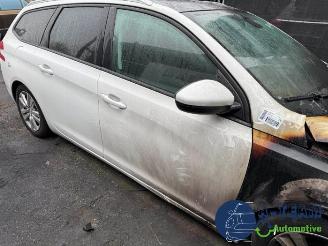 Peugeot 308 308 SW (L4/L9/LC/LJ/LR), Combi 5-drs, 2014 / 2021 1.2 12V e-THP PureTech 110 picture 17