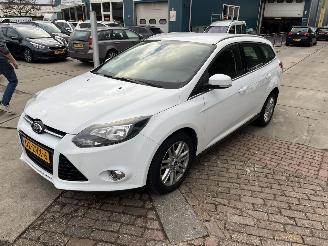 Damaged car Ford Focus 1.0 ecoboost 2013/9