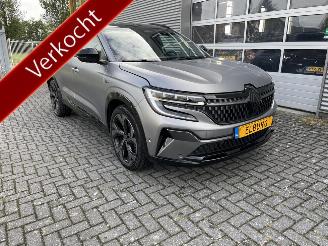 damaged passenger cars Renault Espace E-Tech full hybrid 200 esprit Alpine 7p. 2023/12