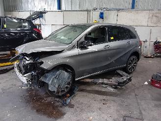 Uttjänta bilar auto Mercedes B-klasse B (W246) Hatchback 1.6 B-200 BlueEFFICIENCY Turbo 16V (M270.910) [115k=
W]  (11-2011/12-2018) 2015