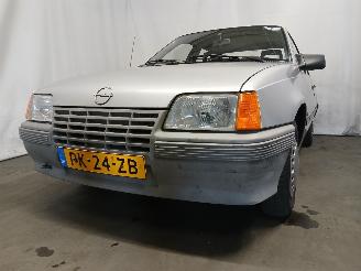 krockskadad bil auto Opel Kadett Kadett E (33/34/43/44) Hatchback 1.3 S,LS,GL,GLS,GT (13S) [55kW]  (09-=
1984/08-1987) 1986/4