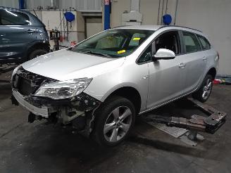 Salvage car Opel Astra Astra J Sports Tourer (PD8/PE8/PF8) Combi 1.4 Turbo 16V (A14NET(Euro 5=
)) [88kW]  (10-2010/04-2016) 2011