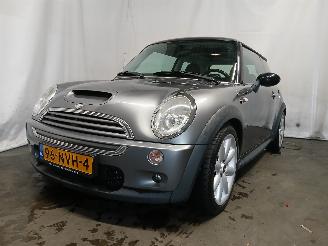 uszkodzony samochody osobowe Mini Mini Mini Cooper S (R53) Hatchback 1.6 16V (W11-B16A) [120kW]  (03-2002/09-=
2006) 2003/11