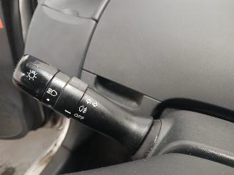 Toyota Yaris Yaris II (P9) Hatchback 1.3 16V VVT-i (2SZFE) [64kW]  (08-2005/11-2010=
) picture 14