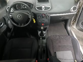 Renault Clio Clio III (BR/CR) Hatchback 1.4 16V (K4J-780) [72kW]  (06-2005/12-2012)= picture 11