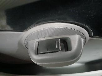 Peugeot 107 107 Hatchback 1.0 12V (384F(1KR)) [50kW]  (06-2005/05-2014) picture 12