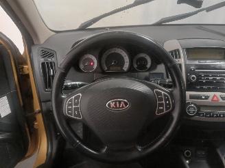 Kia Cee d Cee'd Sporty Wagon (EDF) Combi 1.6 16V (G4FC) [90kW]  (09-2007/12-2012=
) picture 18