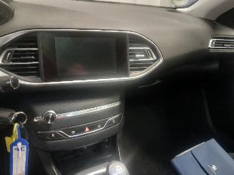 Peugeot 308 308 SW (L4/L9/LC/LJ/LR) Combi 5-drs 1.2 12V e-THP PureTech 130 (EB2DTS=
(HNY)) [96kW]  (03-2014/06-2021) picture 16