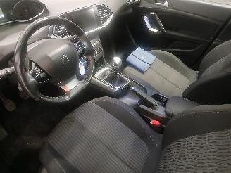 Peugeot 308 308 SW (L4/L9/LC/LJ/LR) Combi 5-drs 1.2 12V e-THP PureTech 130 (EB2DTS=
(HNY)) [96kW]  (03-2014/06-2021) picture 12