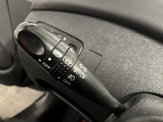 Toyota Yaris Yaris (P1) Hatchback 1.5 TS 16V VVT-i (1NZFE) [77kW]  (01-2003/11-2005=
) picture 13