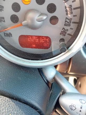 Mini Mini Mini Cooper S (R53) Hatchback 1.6 16V (W11-B16A) [120kW]  (03-2002/09-=
2006) picture 2