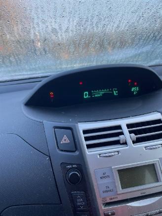 Toyota Yaris Yaris II (P9) Hatchback 1.3 16V VVT-i (2SZFE) [64kW]  (08-2005/11-2010=
) picture 2