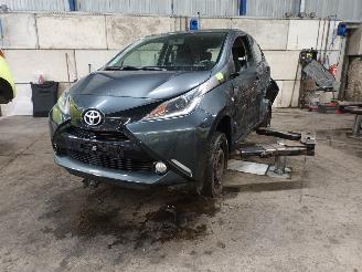 Salvage car Toyota Aygo Aygo (B40) Hatchback 1.0 12V VVT-i (1KR-FE) [51kW]  (05-2014/06-2018) 2015/12