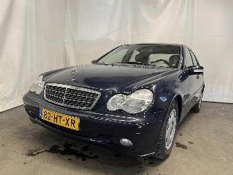 krockskadad bil auto Mercedes C-klasse C (W203) Sedan 2.2 C-200 CDI 16V (OM611.962) [85kW]  (09-2000/06-2003)= 2002/1