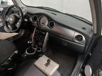 Mini Mini Mini (R50/53) Hatchback 1.6 16V Cooper (W10-B16A) [85kW]  (06-2001/09-=
2006) picture 15
