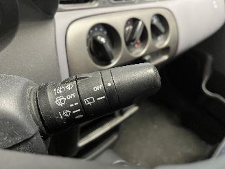 Nissan Micra Micra (K11) Hatchback 1.4 16V (CGA3DE) [60kW]  (09-2000/02-2003) picture 18